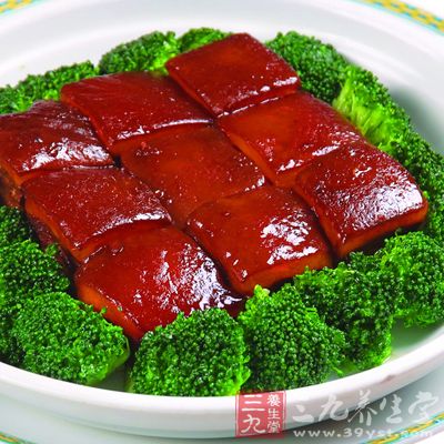 将煎好的肉块平铺在锅里 将煎好的肉块平铺在锅里