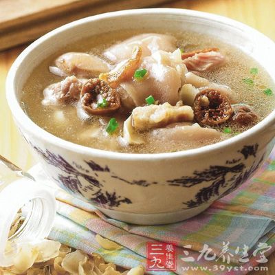 老鸭鸡肉汤：老鸭1只，母鸡1只(或各半)，取肉切块，加水适量，以小火炖至烂熟，加盐少许调味服食