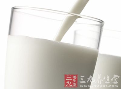 将香蕉捣碎，加入牛奶，涂在脸上