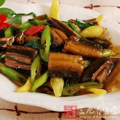 菠菜與鱔魚相克，同食易導(dǎo)致腹瀉。鱔魚性溫味甘