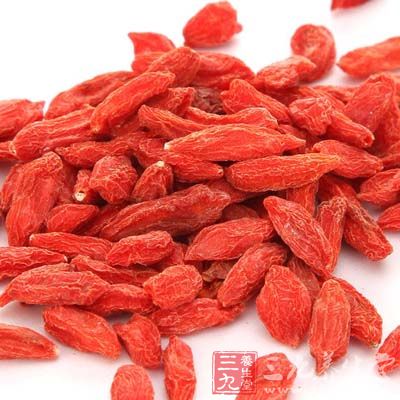 枸杞子10克、猪肚100克、鱼肚30克