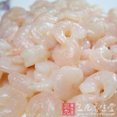 加入虾仁迅速翻炒均匀 加入虾仁迅速翻炒均匀