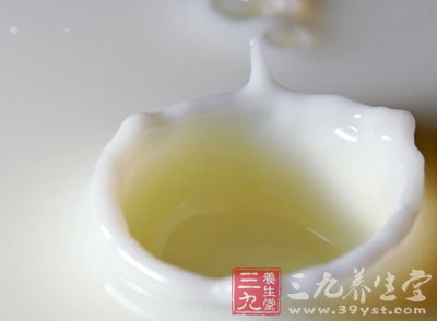 清洁脸部，然后把此牛奶面膜敷在脸上