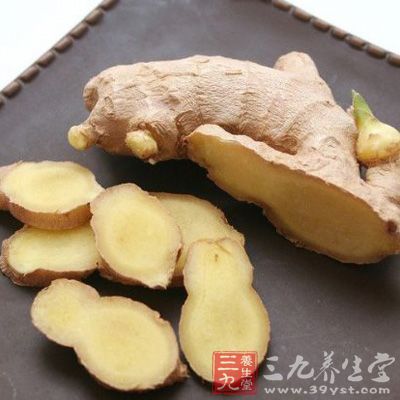 生姜、葱白、蒜头这类辛辣物，具有促进肠胃蠕动效果