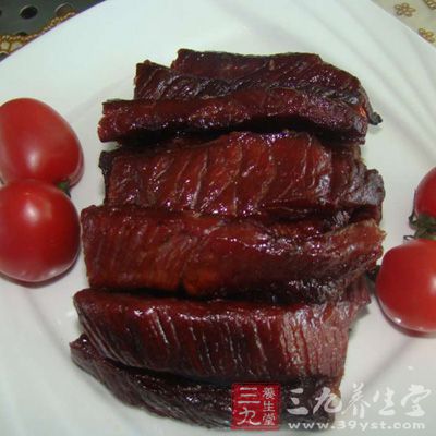 猪肉由四部分组成，其中肌肉、脂肪、骨骼所占比例大体上为50%