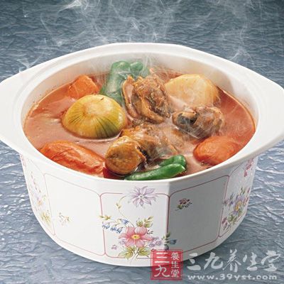 鸡肉适量，剁烂，加生姜(切细)、盐、酱油、花椒少许混匀，用馄饨面皮包成馄饨煮食