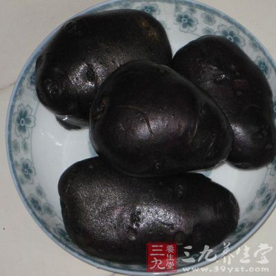 黑土豆含有大量淀粉以及蛋白质、B族维生素、维生素C等，能促进脾胃的消化功能