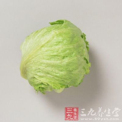 将卷心菜用水洗净，炖烂，切成细条状