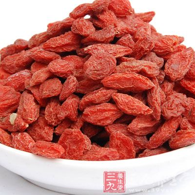 将烫过水的萝卜和枸杞一起倒入汤中 将烫过水的萝卜和枸杞一起倒入汤中