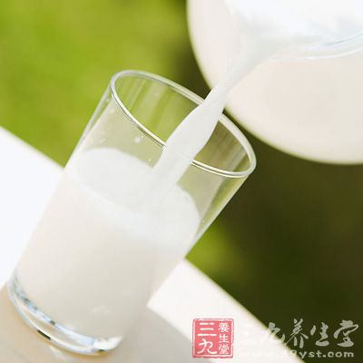 鲜牛奶是一种仅次于人类母乳的营养成份全营养价值高的液体食品