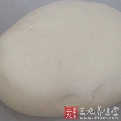 把黄油那些倒入淀粉和面粉的混合物中,可以用手抓匀,也可以用工具辅助 把黄油那些倒入淀粉和面粉的混合物中,可以用手抓匀,也可以用工具辅助