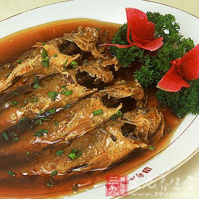 黄鱼能与药荆芥同食;宜与荞麦同食