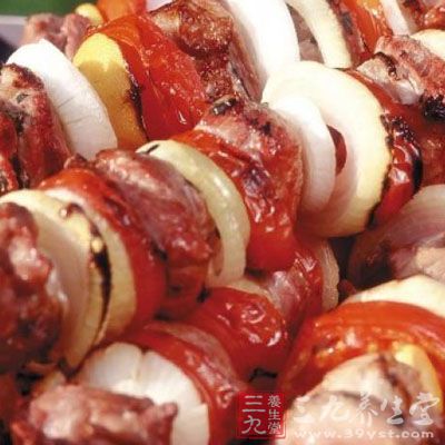 在肉中加入适量的盐、胡椒、洋葱后进行搅拌 在肉中加入适量的盐、胡椒、洋葱后进行搅拌