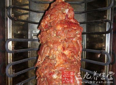 土耳其烤肉分为转烤、二烤、串烤和阿达纳烤肉等 土耳其烤肉分为转烤、二烤、串烤和阿达纳烤肉等