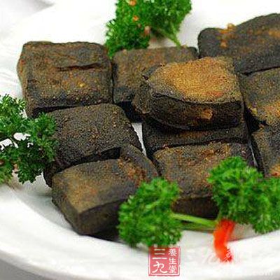 先将一大块豆腐煮熟再分成小块后一层一层地放人容器(如缸等)中 先将一大块豆腐煮熟再分成小块后一层一层地放人容器(如缸等)中