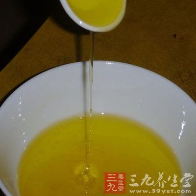 零度左右的低温天气,大罐装的茶油会出现少许乳白色絮状结晶物