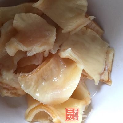 魚肚膠熱湯或醋煎軟，乘熱研爛貼之