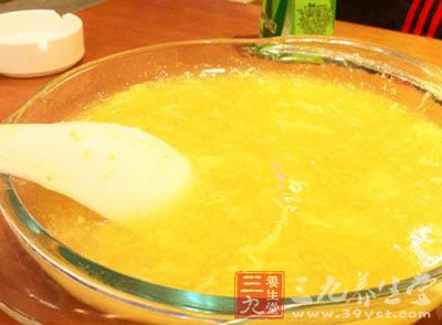 白米、碎玉米洗净,加水10杯浸泡20分钟 白米、碎玉米洗净,加水10杯浸泡20分钟