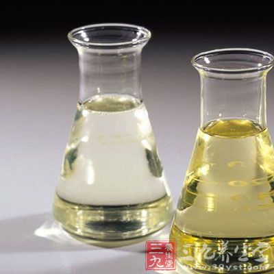 将海藻粉和甘油放入矿泉水中搅拌