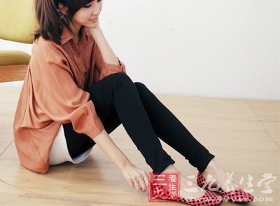 穿平底鞋对足部惊人实拍自慰女生在家危害图片