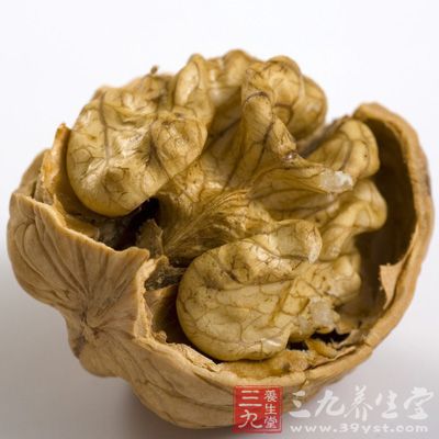 核桃对癌症患者还有镇痛，提升白细胞及保护肝脏等作用