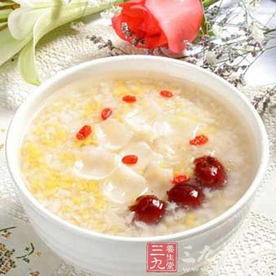 材料：粳米100克，枇杷6颗，蜂蜜适量