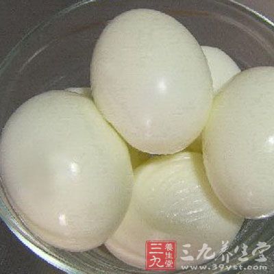 在用煮鸡蛋滚动按摩的时候