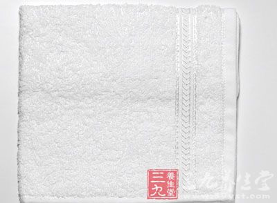 脸被打肿后，要马上用冰水泡过的冷毛巾敷，然后过8个小时后再用药膏