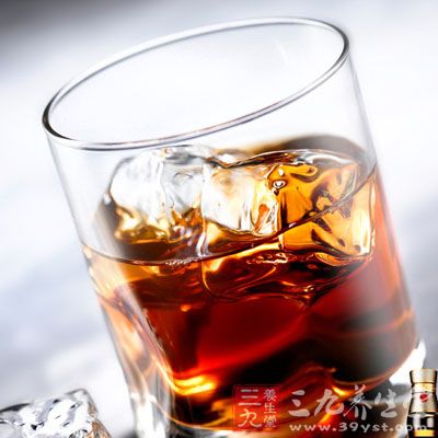 加拿大威士忌气味清爽，口感轻快