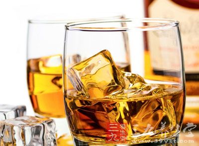 用经过干燥，泥炭熏焙产生独特香味的大麦芽作酵造原料制成