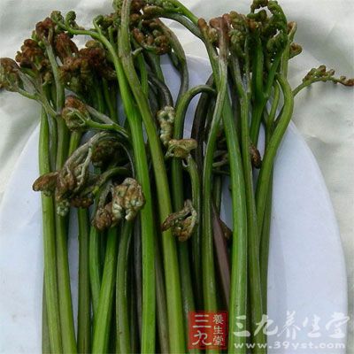 排骨350g。蕨菜50og