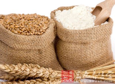 取面粉250克,加入150克热水,边加边搅拌成雪花状 取面粉250克,加入150克热水,边加边搅拌成雪花状