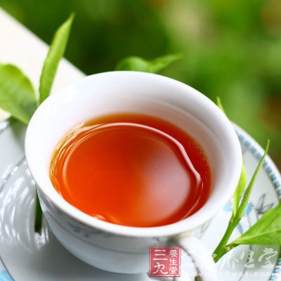 用喝剩的茶水泡腳，堅(jiān)持1周，手腳部的皮膚會(huì)越來越光滑