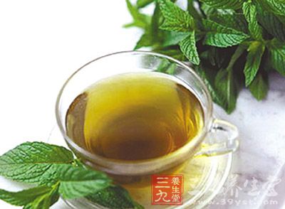 其干茶色泽和冲泡后的茶汤、叶底以绿色为主调，故名绿茶