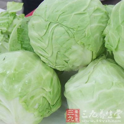 圆白菜洗净去除大筋,叶子切成块 圆白菜洗净去除大筋,叶子切成块