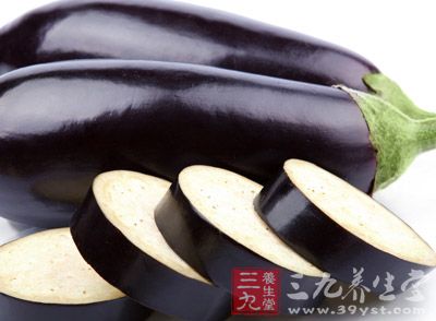 茄子中所含的维生素C和皂草甙,具有降低胆固醇的功效