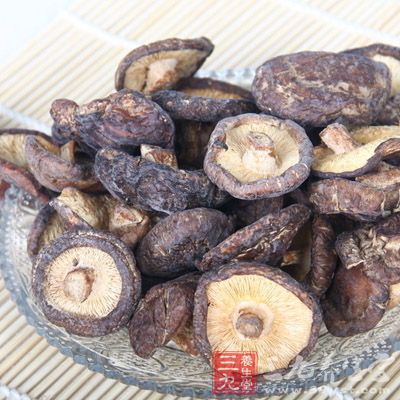 将香菇、葱白切粒，下鼎炒香