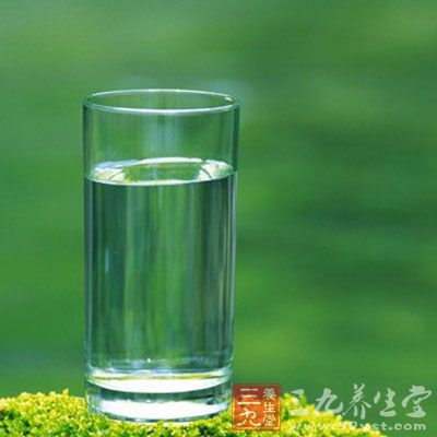 鱼刺卡喉,如果喝醋也不见效,可在次日清晨,喝1碗井水,即可消除鱼刺 鱼刺卡喉,如果喝醋也不见效,可在次日清晨,喝1碗井水,即可消除鱼刺