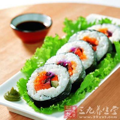 虽然饭团或紫菜卷饭等食谱比较简单 虽然饭团或紫菜卷饭等食谱比较简单