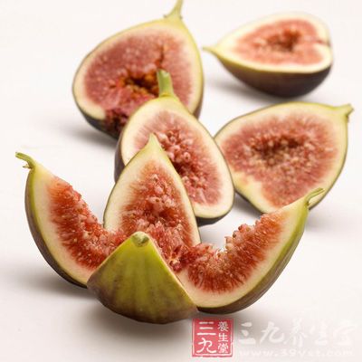 无花果200克，金针菜100克，猪蹄2只，生姜少许，胡椒少许，大蒜适量，清水适量，食盐少许，味精少许，葱花少许