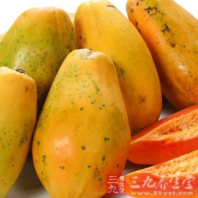 备齐所有材料:木瓜,红酒 备齐所有材料:木瓜,红酒