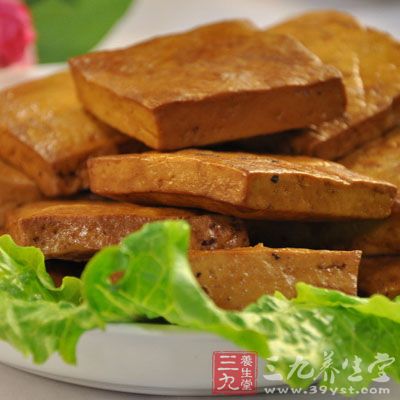 豆腐干，青菜(这里用的是生菜)，大蒜1瓣，盐