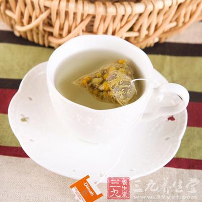 用甘菊茶包放入冰箱冷却后取出来敷在眼皮上，能舒缓消肿