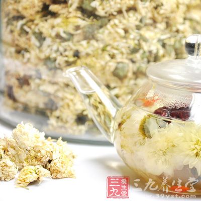 菊花茶中加入枸杞，兩種都是中藥護(hù)眼的藥材