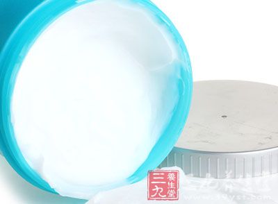 如果是极度纷乱,干燥的头发,则可使用发膜 如果是极度纷乱,干燥的头发,则可使用发膜