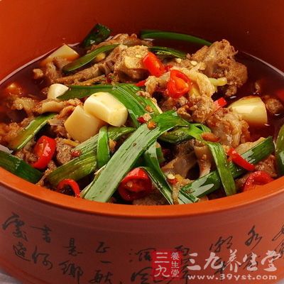 狗肉：性温味甘，具有安五脏、暖肾壮阳之功效