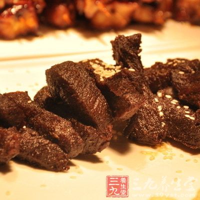 将肉条取下切成四、五公分一块 将肉条取下切成四、五公分一块