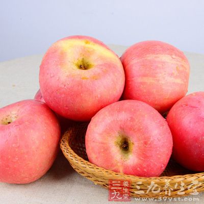 苹果中含有非常丰富的营养物质，能降血压，抗氧化