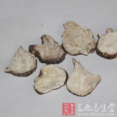 制附片15克(先煎30分鐘)，肉桂3克，熟地20克，山茱萸12克，山藥30克，丹皮10克，茯苓12克，澤瀉10克，蒼術(shù)10克，水煎服，每日1劑