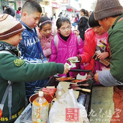 流动小吃摊影响学生身体健康